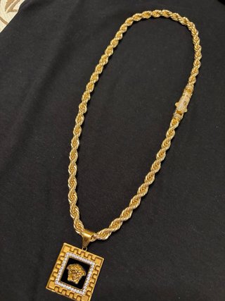 Cordon  Versace Medalla Negra y Dorada con Cierre