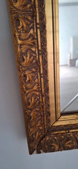 Espejo de pared dorado con marco decorado