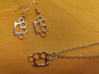 Collar y Pendientes Puño Americano Plateado emo