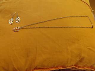Collar y Pendientes Puño Americano Plateado emo