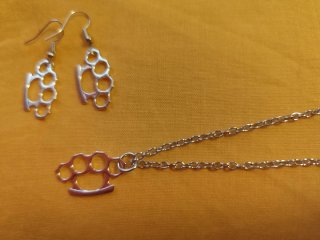 Collar y Pendientes Puño Americano Plateado emo