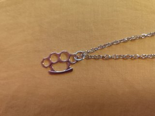 Collar y Pendientes Puño Americano Plateado emo