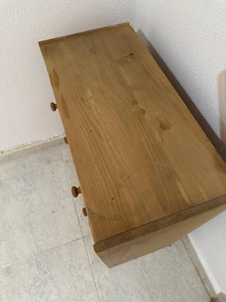 Se vende cómoda, mesitas y cajonera.