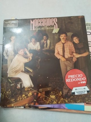 9 vinilos de música de orquesta y otras bandas.