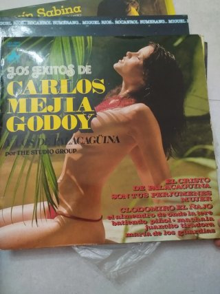 9 vinilos de música de orquesta y otras bandas.