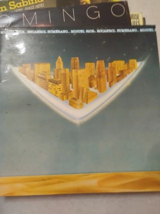 9 vinilos de música de orquesta y otras bandas.