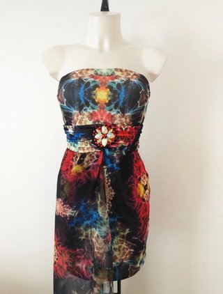 Vestido largo strapless estampado galaxia con joya
