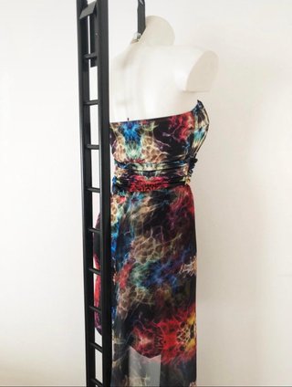 Vestido largo strapless estampado galaxia con joya
