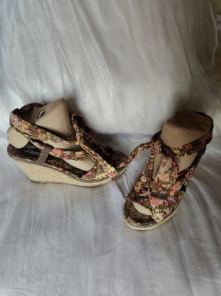 Sandalias cuña María Mare flores 37