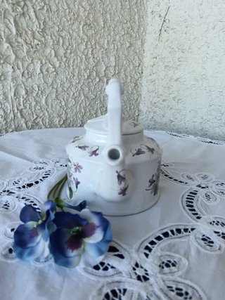 Teiera inglese in porcellana con viole