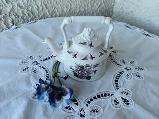 Teiera inglese in porcellana con viole