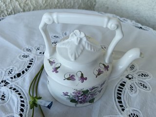 Teiera inglese in porcellana con viole