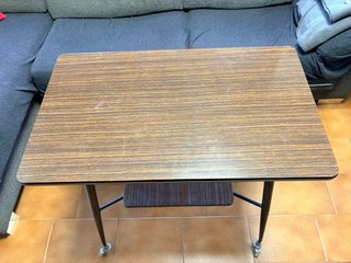 Mesa auxiliar vintage con ruedas