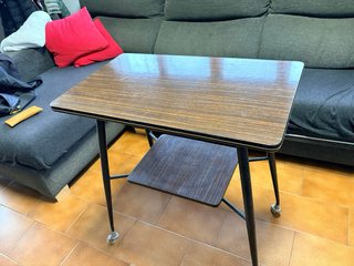 Mesa auxiliar vintage con ruedas