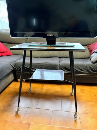 Mesa auxiliar vintage con ruedas