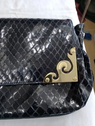 Borsa Braccialini nera con dettagli oro
