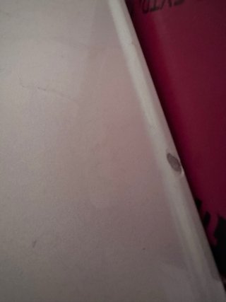 Mueble de baño con lavabo y grifería.