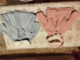 Cinco cazadorasz un buzo y una bolsa llena de ropa