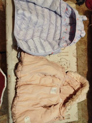 Cinco cazadorasz un buzo y una bolsa llena de ropa