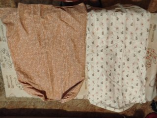 Cinco cazadorasz un buzo y una bolsa llena de ropa