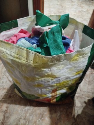 Cinco cazadorasz un buzo y una bolsa llena de ropa