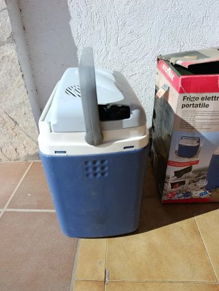 Nevera portátil Rocktrail azul y blanca