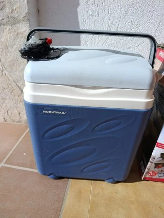Nevera portátil Rocktrail azul y blanca