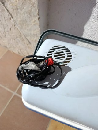 Nevera portátil Rocktrail azul y blanca