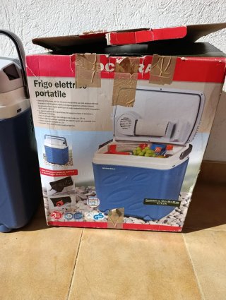 Nevera portátil Rocktrail azul y blanca