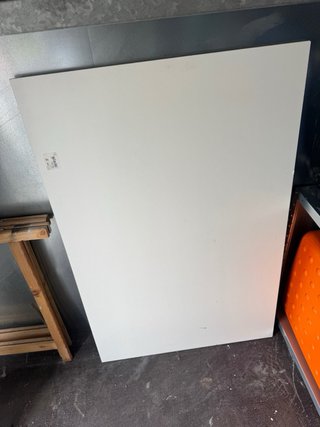 Mesa de escritorio blanca