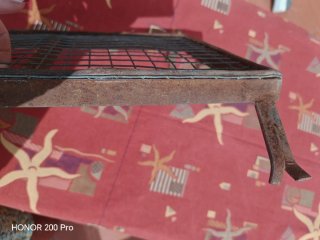 Rejilla metálica con marco de hierro