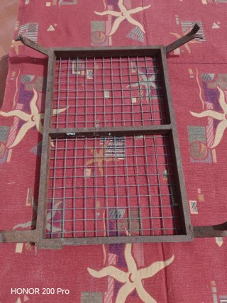 Rejilla metálica con marco de hierro