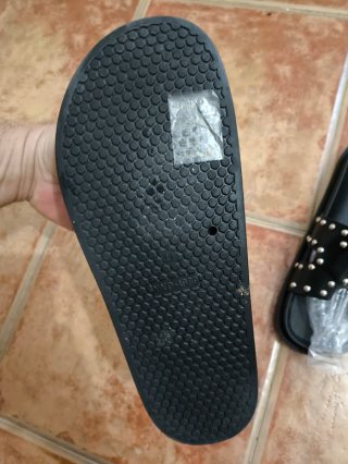 Sandalias negras Shein con tachas