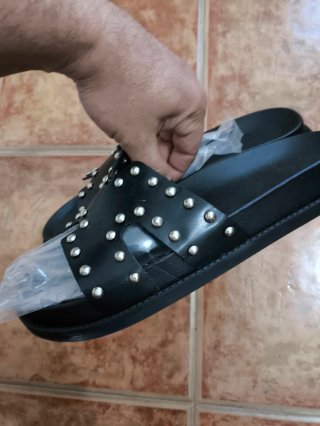 Sandalias negras Shein con tachas