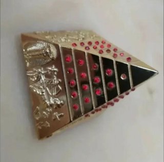 Piramide decorativa con strass