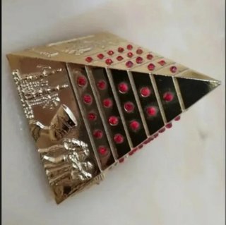 Piramide decorativa con strass