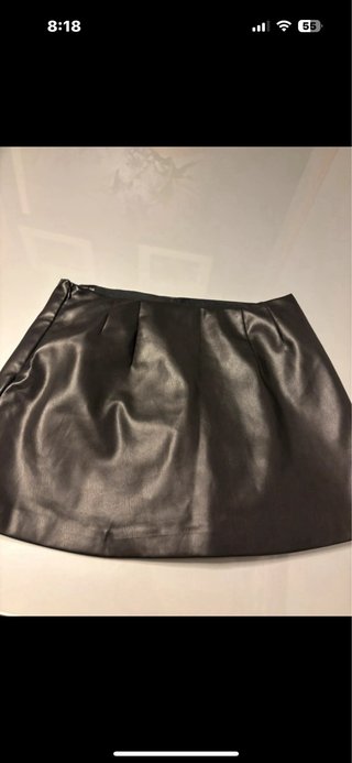 Falda pantalón polipiel Stradivarius negra