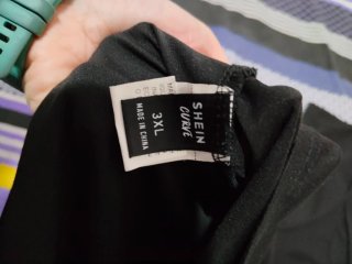 Camiseta negra hombro descubierto