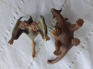 Lote 2 Figuras Dinosaurio y Pterodáctilo.