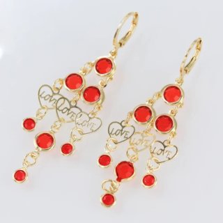 Pendientes dorados con corazones y love