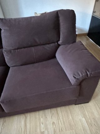 Sofá de tela marrón cómodo