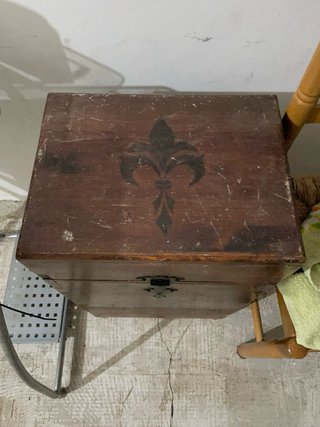 Baúl de madera antiguo con herrajes