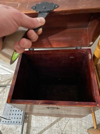Baúl de madera antiguo con herrajes
