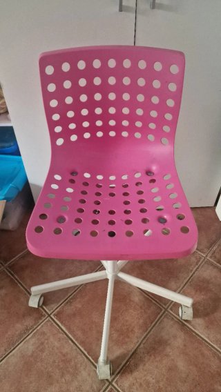 Silla de escritorio rosa con ruedas
