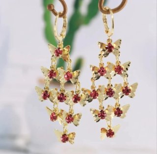 Pendientes dorados con mariposas y piedras rojas