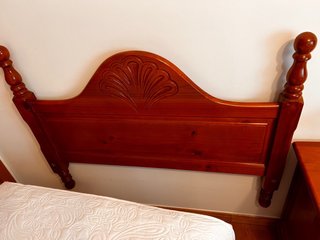 Dos cabeceros de madera + mesita de noche con cajo