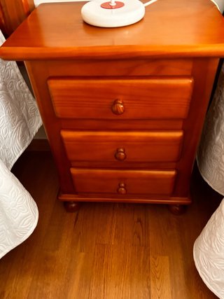 Dos cabeceros de madera + mesita de noche con cajo