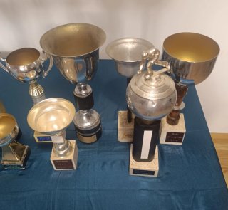 LOTE 10 COPAS TROFEOS VINTAGE DEPORTIVOS METAL AÑO