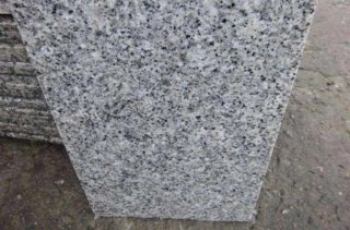 Baldosas de granito gris y negro