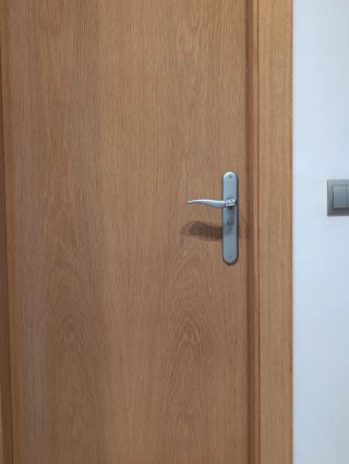 Puerta de madera con manilla. Dos unidades